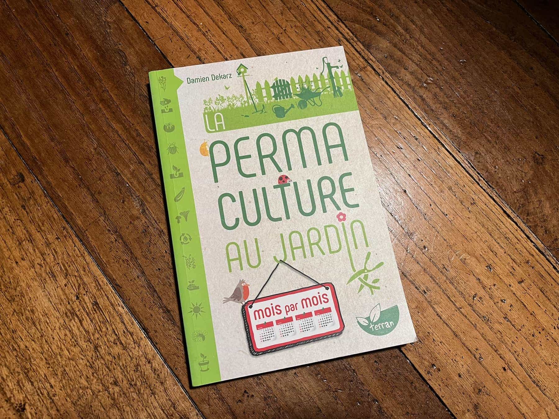 Livre, la permaculture au jardin, posé sur mon parquet.